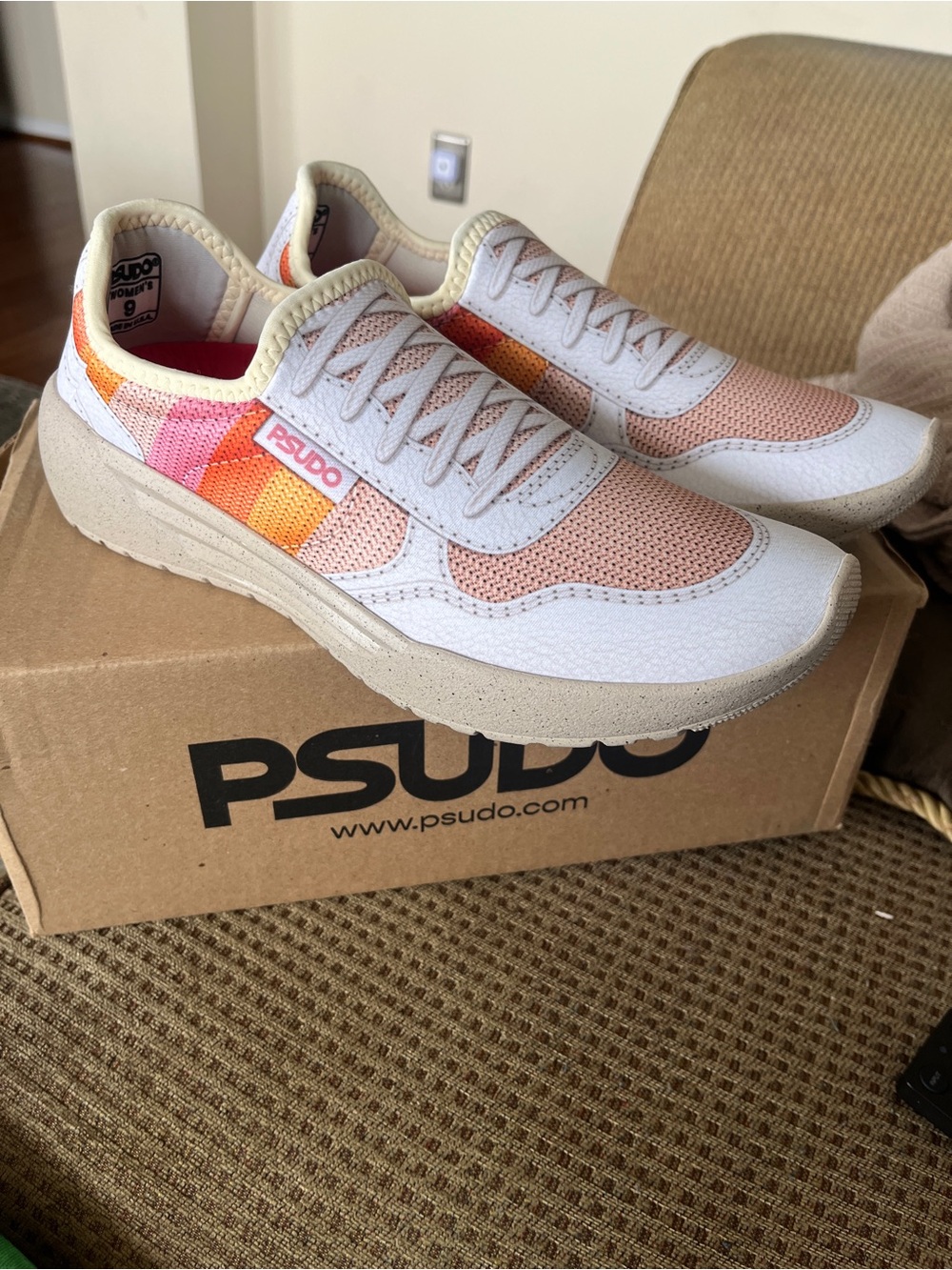 NEW IN BOX PSUDO WOMENS SLIP ON USA MADE COURT SHOES. MOHAVE MULTI COLOR SIZE 9
